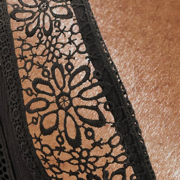 Bewitching BLACK BABYDOLL DRESS Lace rimmed V Neck & Waist Iridescent Buttons - Picture 4 of 9